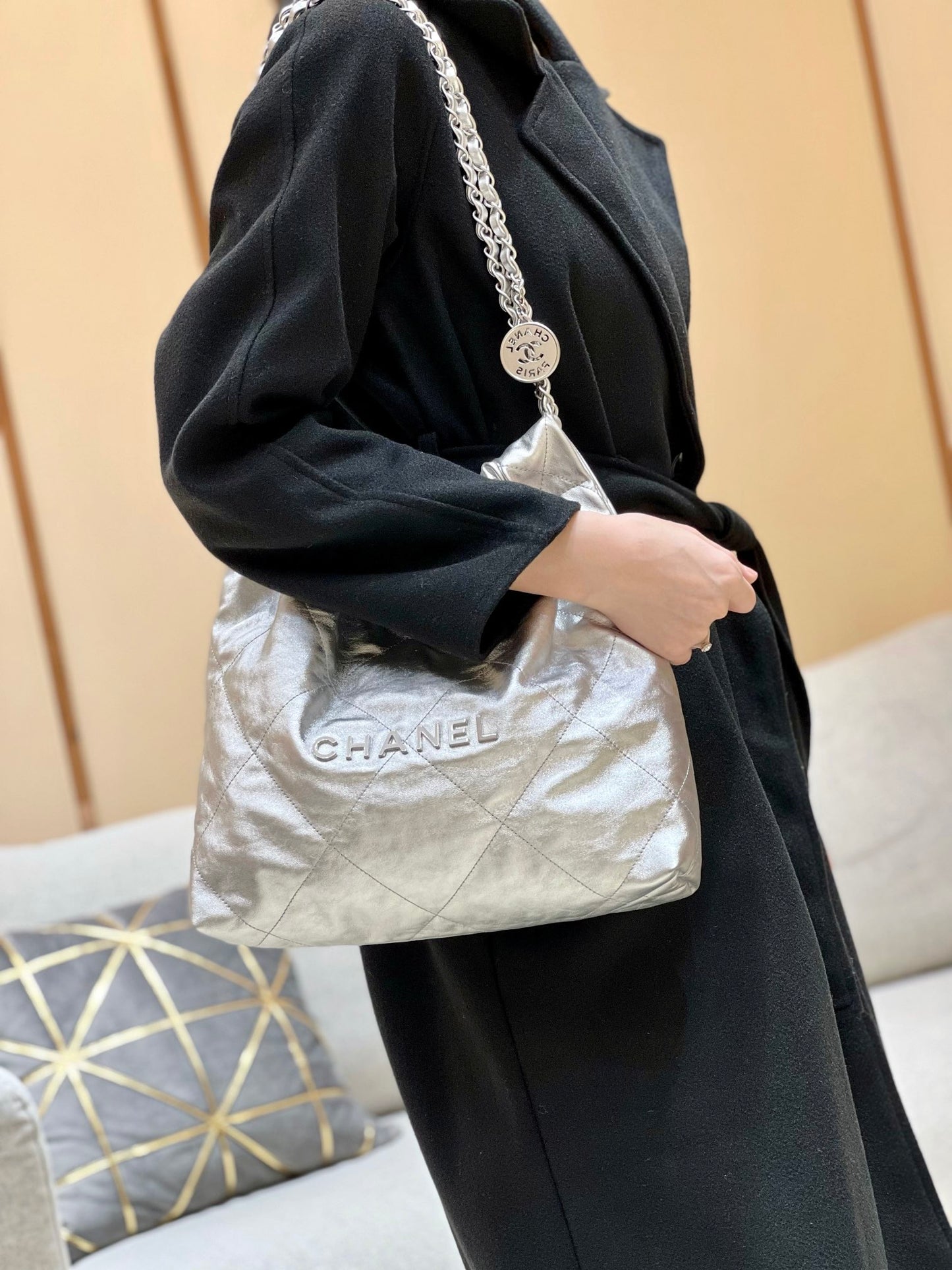 小香家-2023春夏新款 22BAG 小號 銀色 上身圖