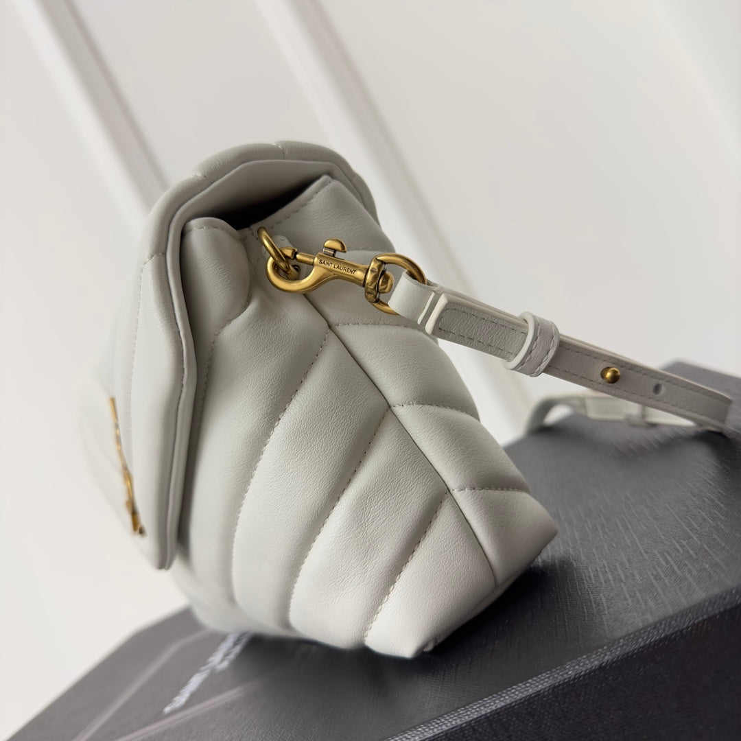 聖Y羅-Louou 20cm 絎縫小牛皮斜背包 奶白色