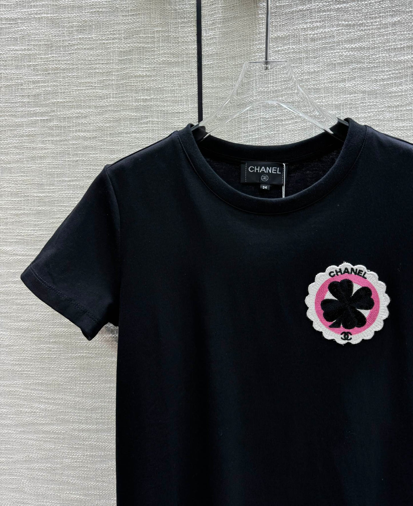 小香家-2403 刺繡四葉草字母圓領短袖TEE 黑色