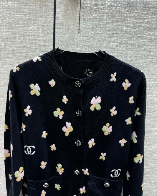 小香家-2403 24早春最新手工坊系列 四葉草針織開襟衫 黑色