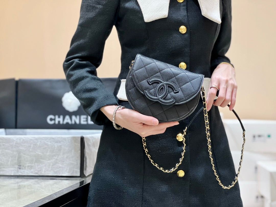 小香家-2023春夏新款 菱格紋 鏈帶郵差包 黑色 上身圖
