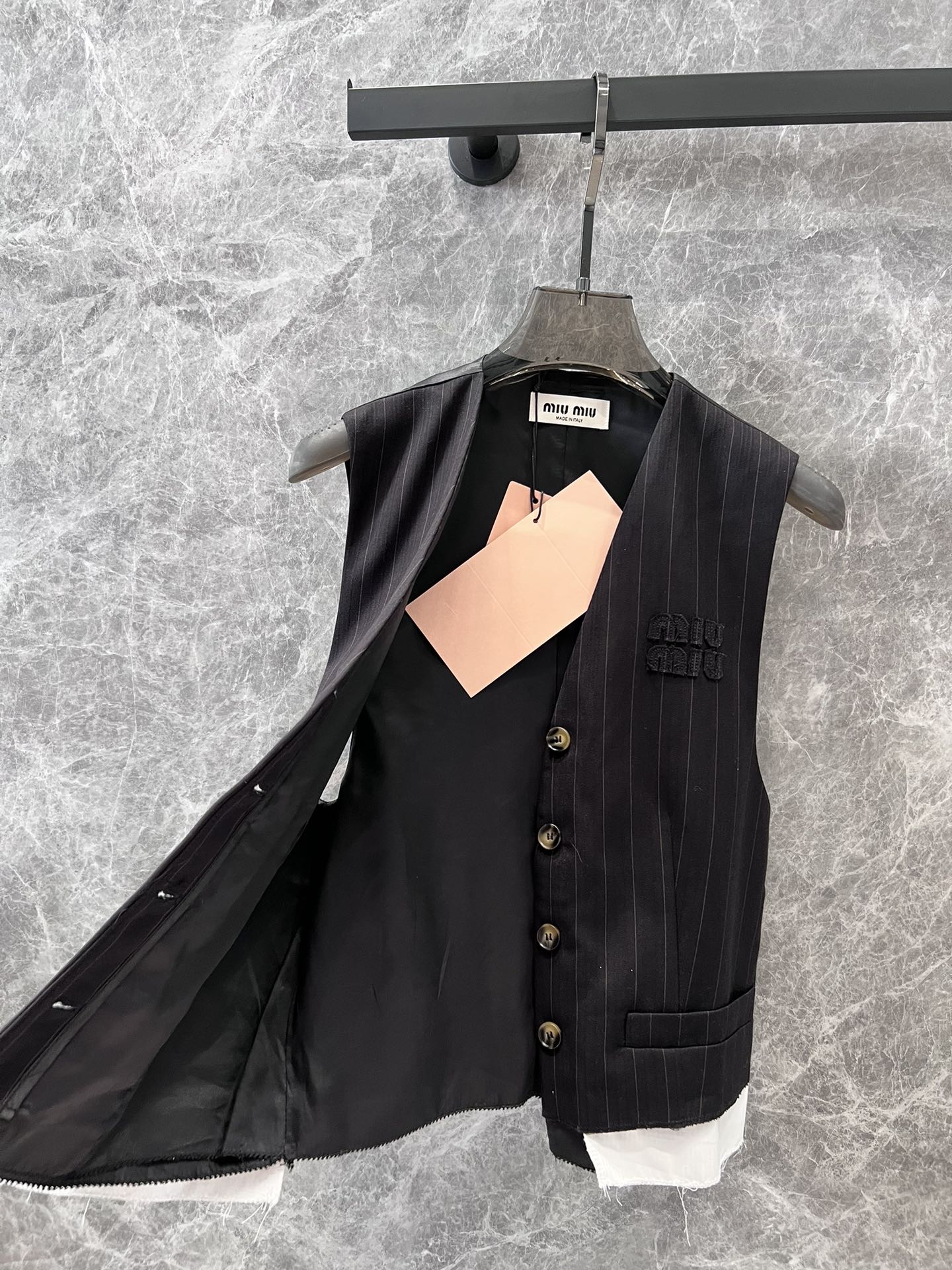穆M家-2404 春夏新品 豎條紋西裝小馬甲半裙 黑色