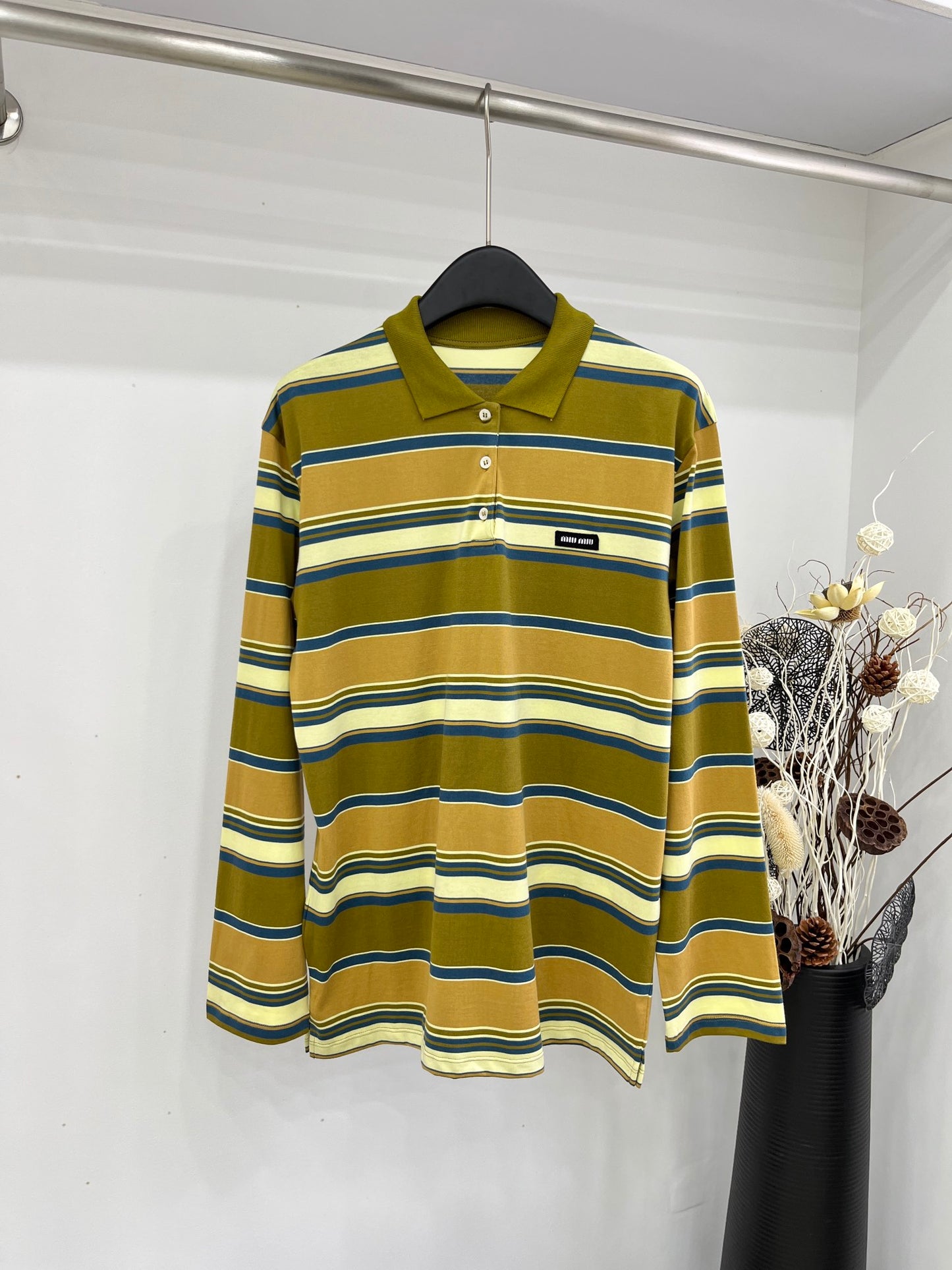穆Ｍ家-2404 撞擊色貼布刺繡標長袖條紋T 綠色