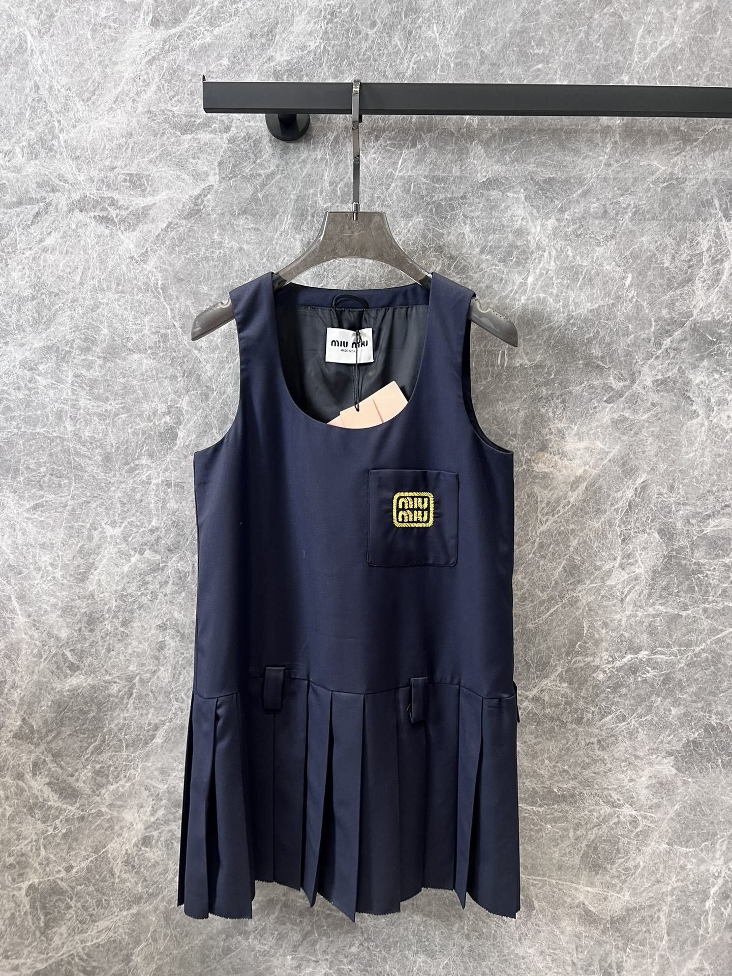 穆M家-2404 24早春新款深藍色字母logo背心連身裙