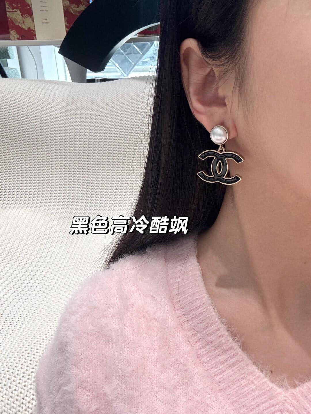 小香家-25P珍珠吊墜滴油雙C耳環-黑/粉色