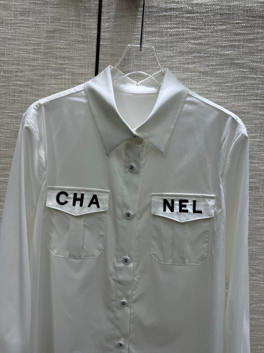 小香家-2403 翻領雙口袋刺繡字母logo襯衫 白色