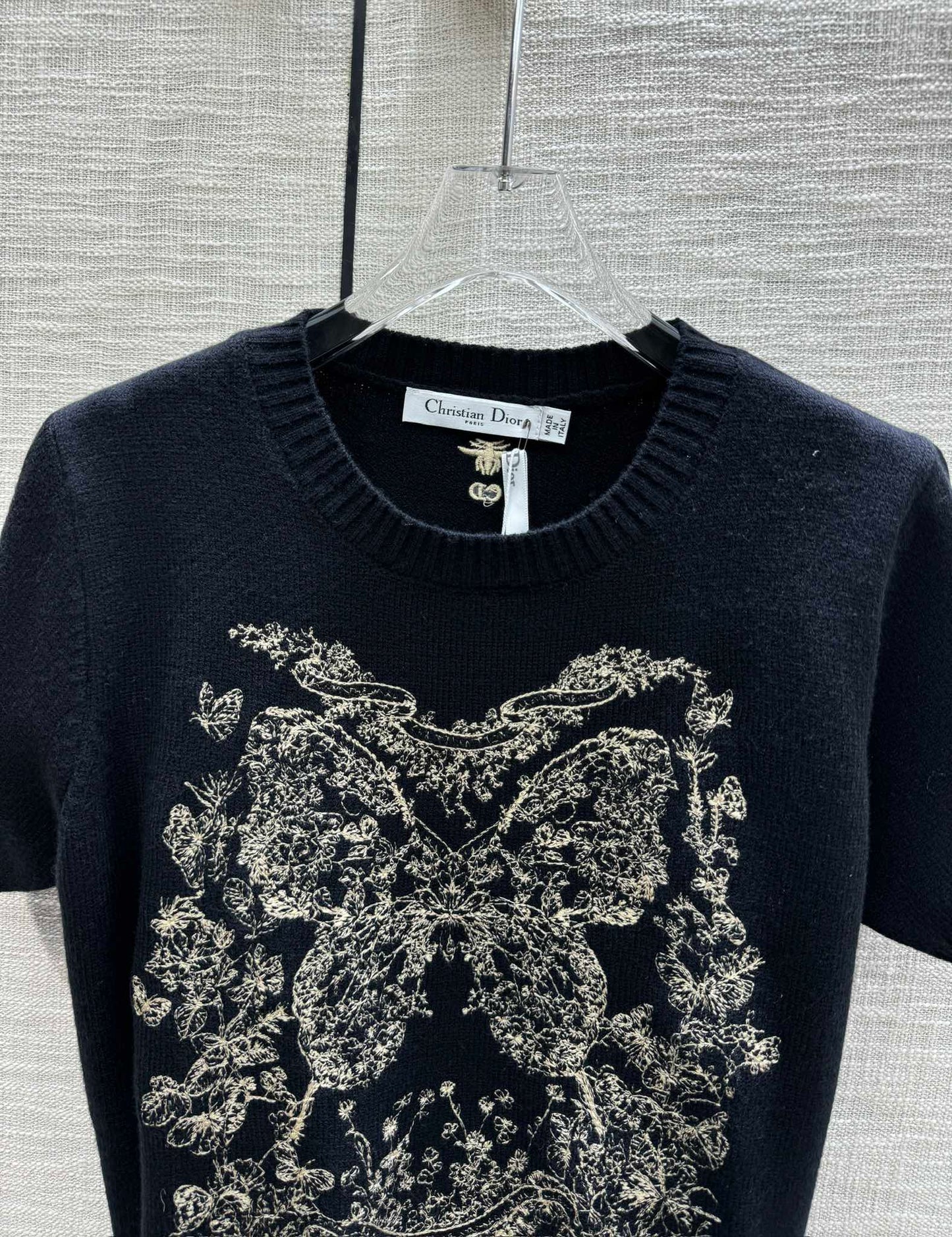 迪D家-2403 花花蝴蝶系列刺繡針織短袖 黑色