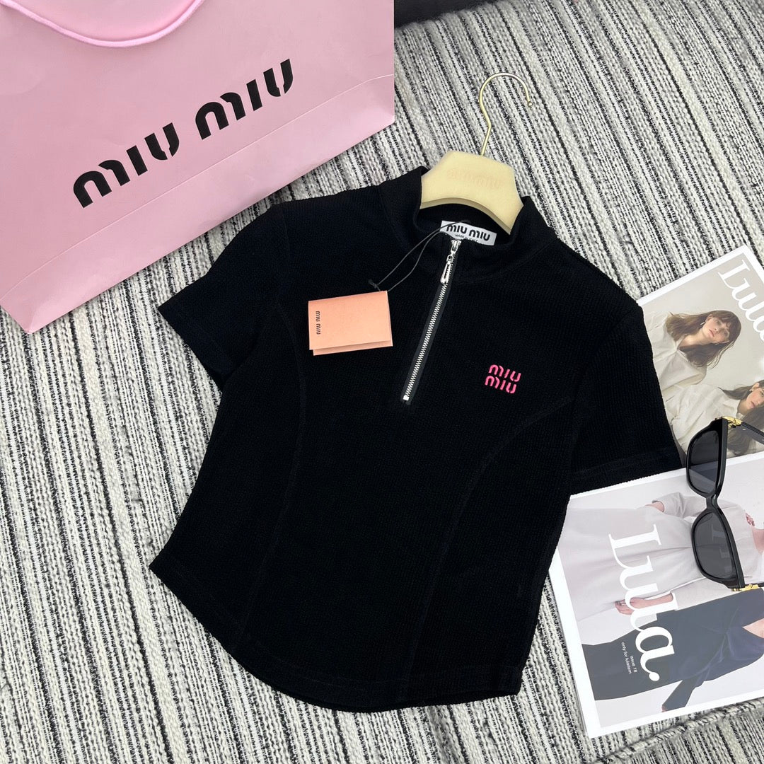 穆M家-2404 24年春夏系列 Miu新款立領墊肩修身套裝 黑色