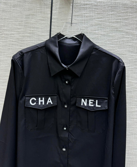 小香家-2403 翻領雙口袋刺繡字母logo襯衫 黑色