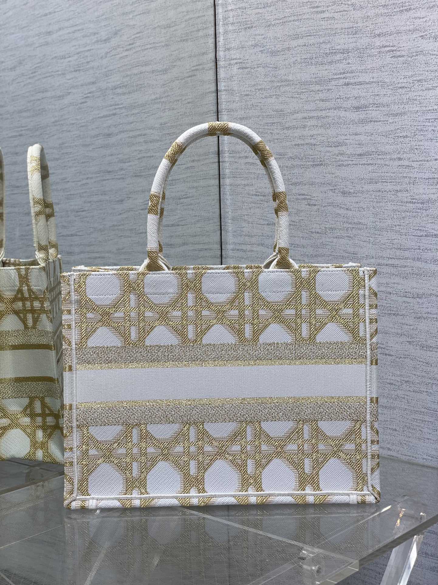 迪D家-2024春夏系列 Book Tote  經典的菱形格 白金色 中號