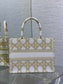 迪D家-2024春夏系列 Book Tote  經典的菱形格 白金色 中號