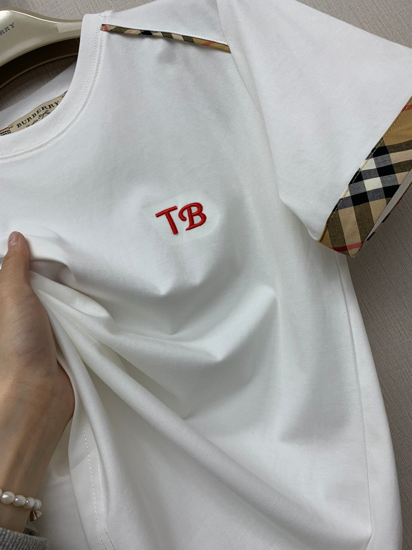 巴B家-2403 新款經典格紋拼繡字母TEE 白色