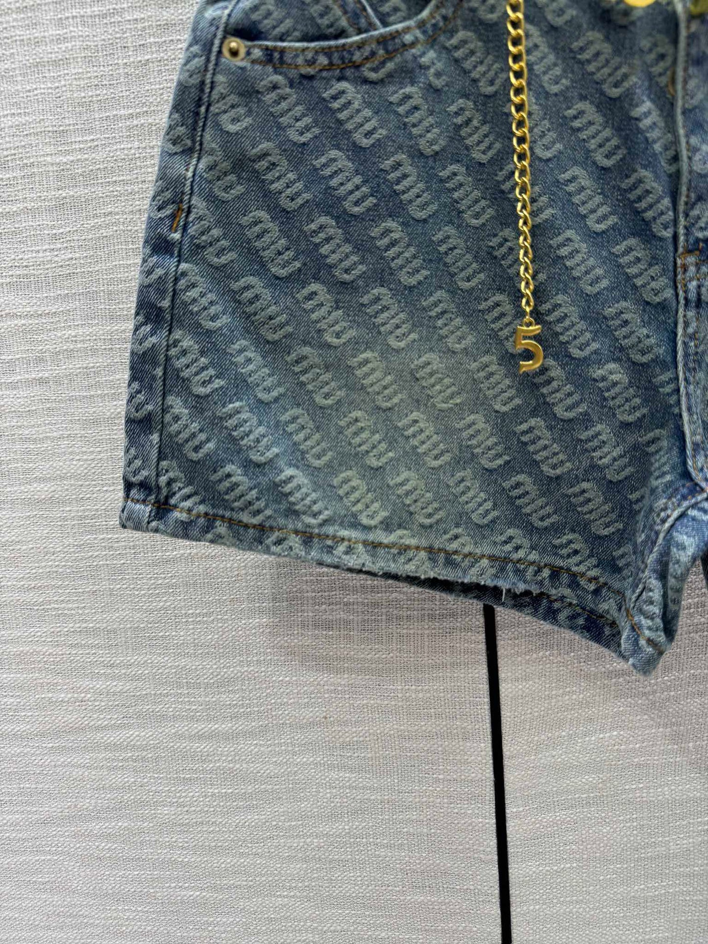 穆Ｍ家-2404 滿logo高腰牛仔短褲