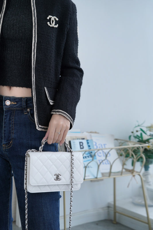 小香家-經典雙C Logo菱格紋小牛皮多夾層手提 白色