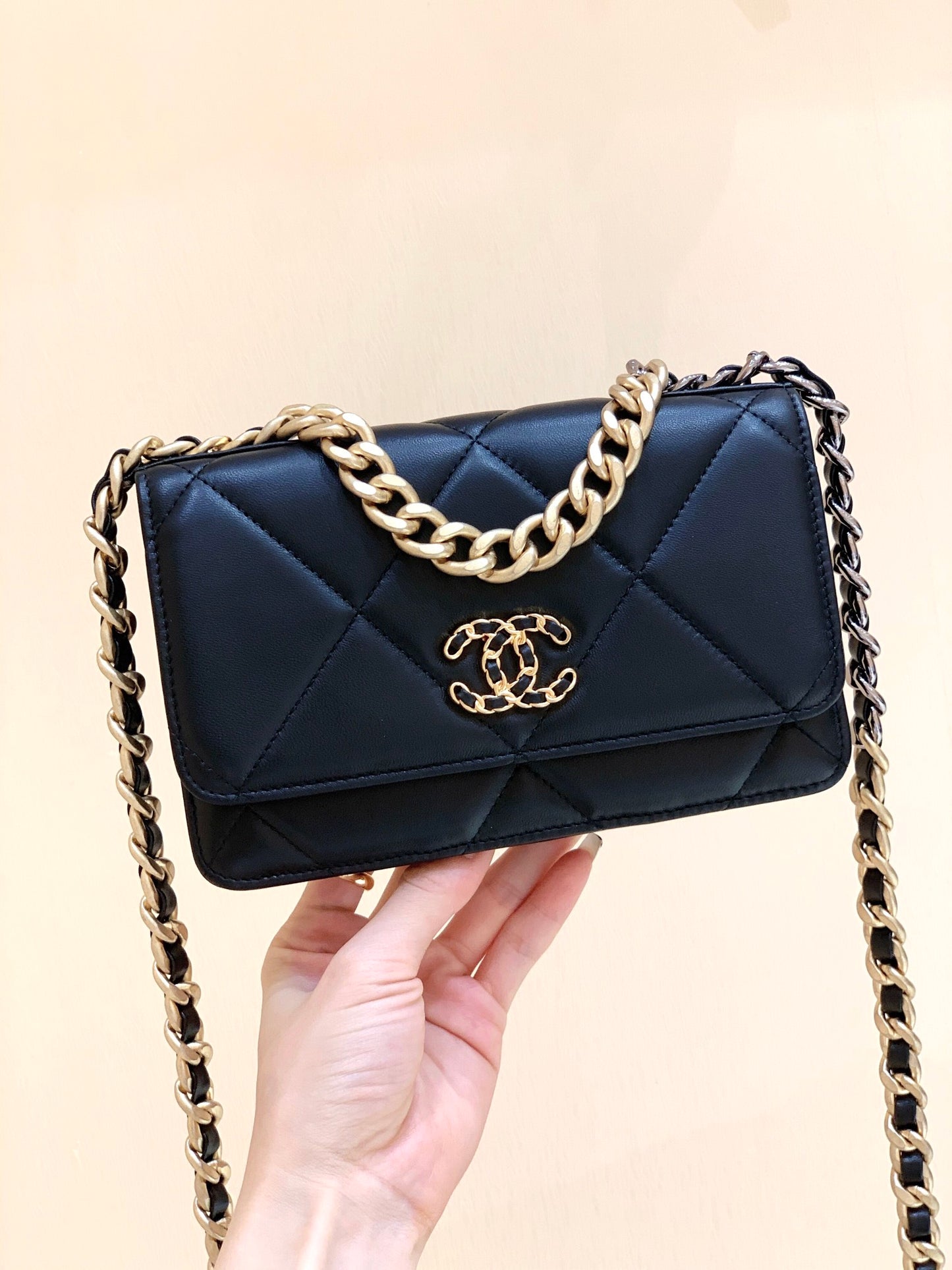 小香家-Chanel 19經典Logo菱格粒紋Woc手拿包/斜背包 黑色