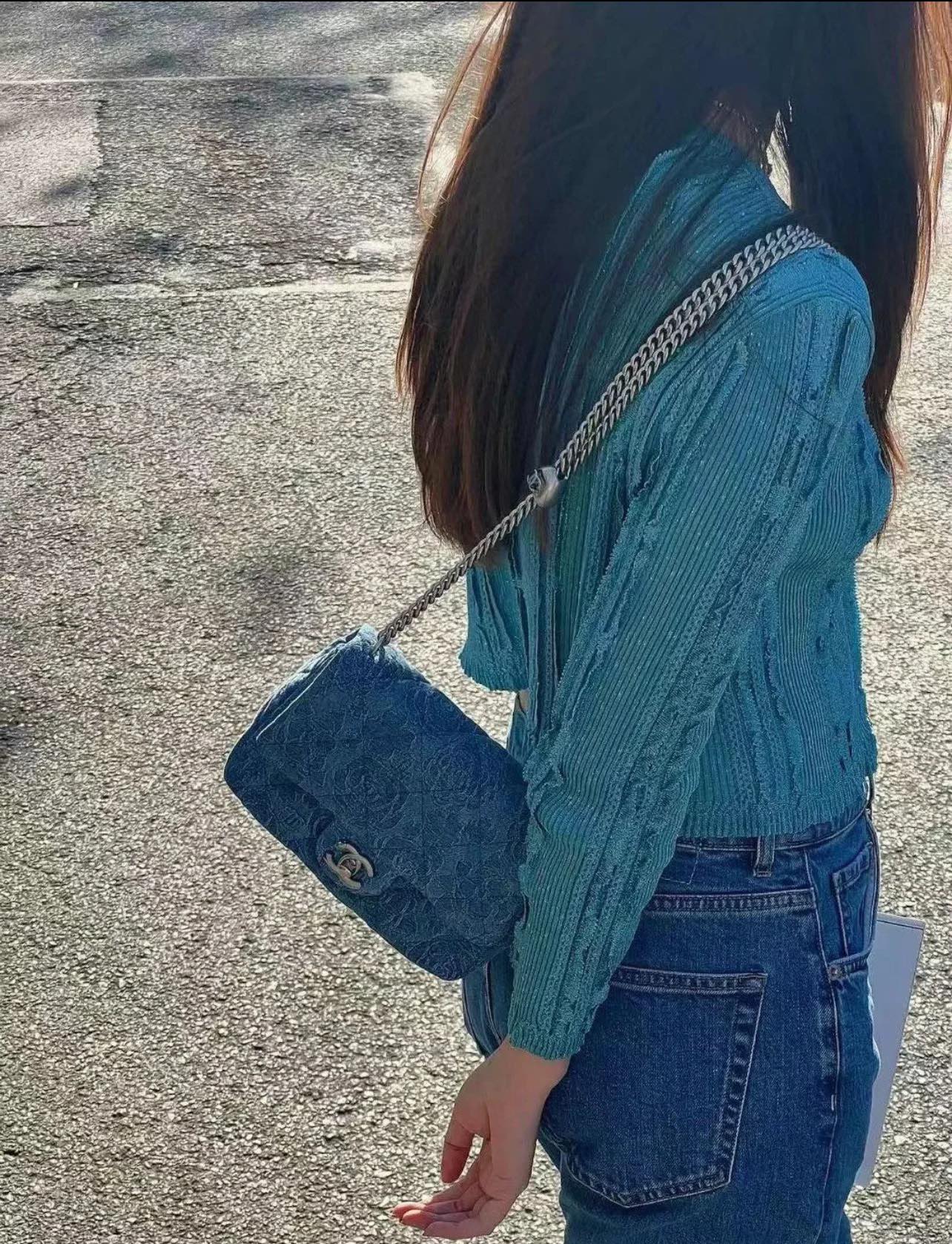 小香家-2023春夏系列 丹寧牛仔山茶花愛心扣 方胖子 淺藍銀扣 19CM
