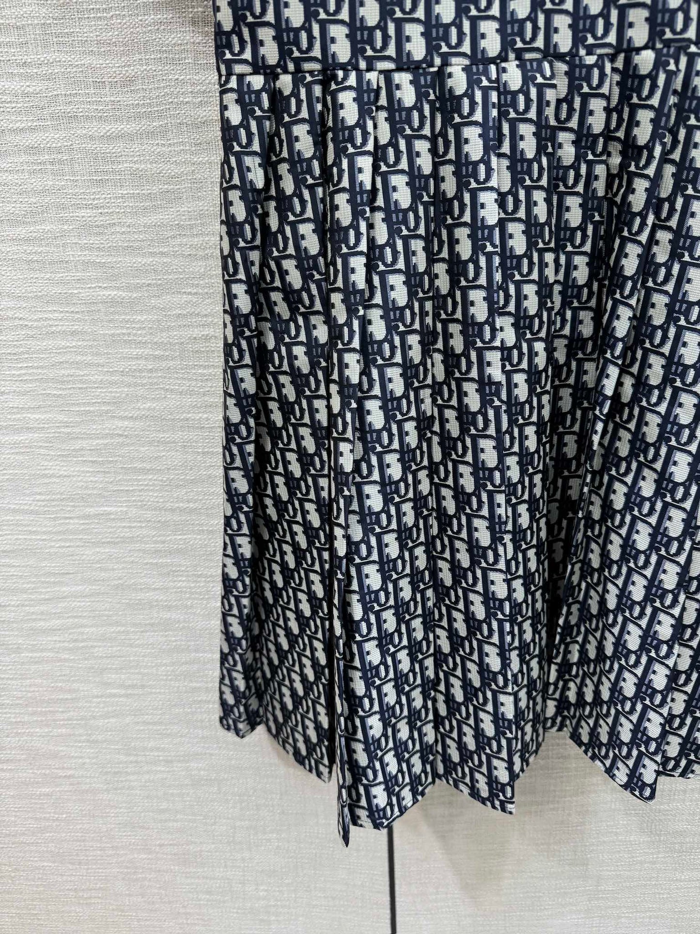 迪D家-2403 老花翻領字母連身裙 黑色