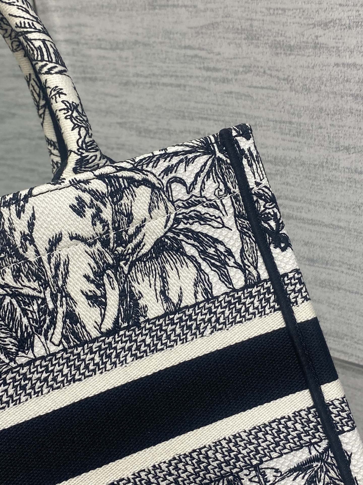 迪D家-Book Tote 2023春夏系列 老虎刺繡 白色 小號