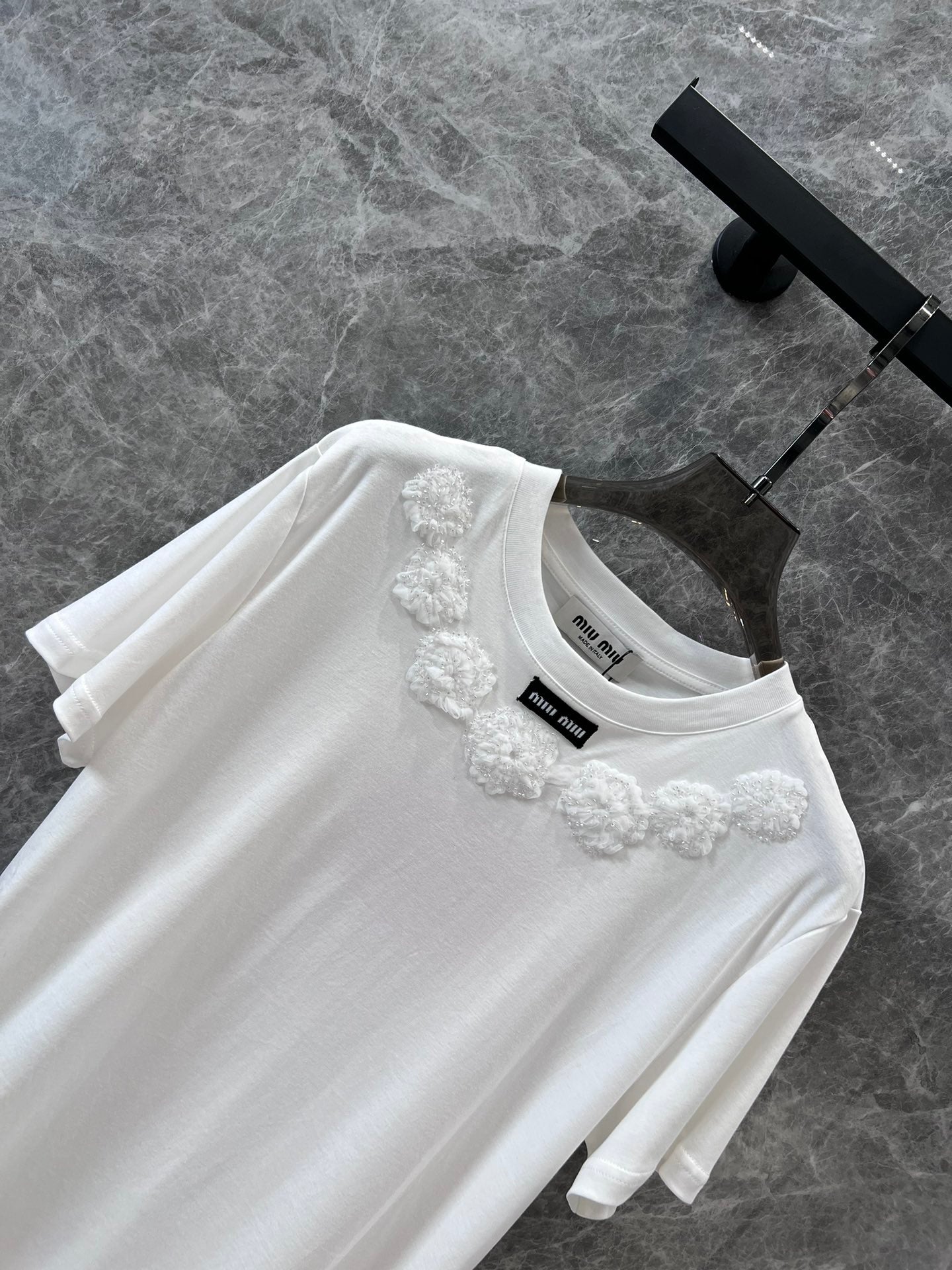 穆M家-2404 24Ss春夏新品經典微標網紗刺繡花朵圓領短袖TEE