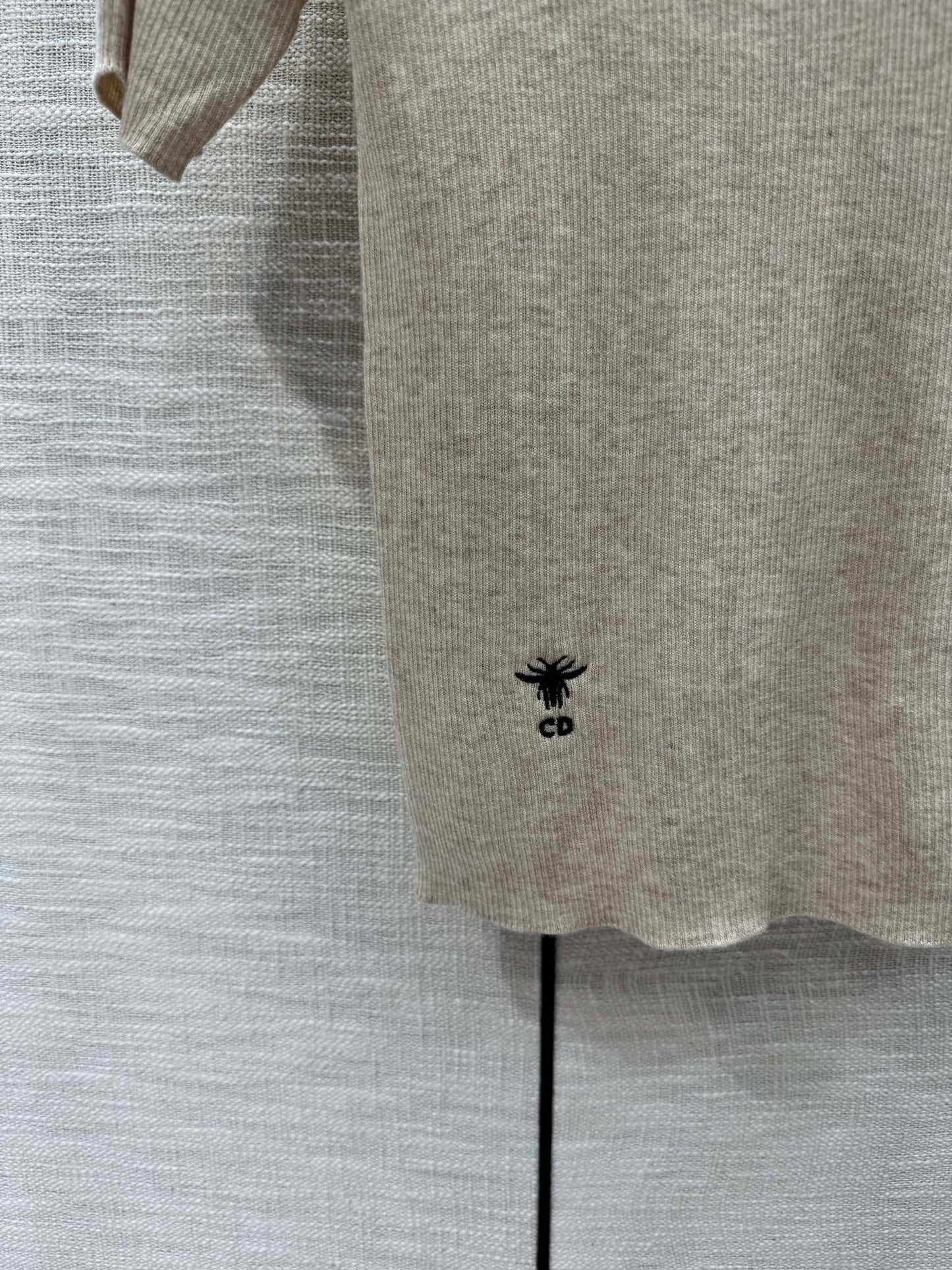 迪D家-2403 24春夏最新刺繡CD字母針織短袖 杏色