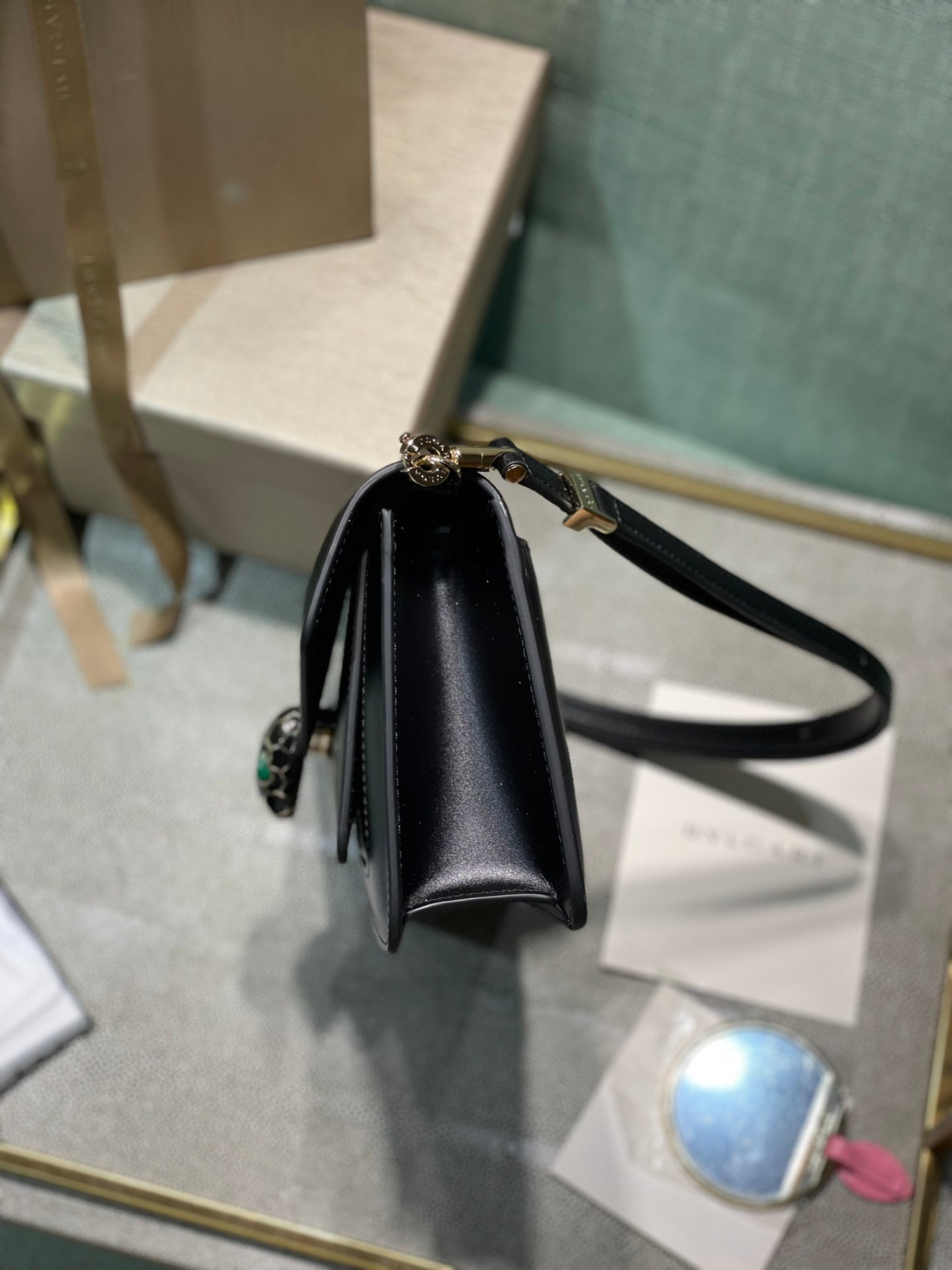 寶B格-Serpenti Forever East-West 小牛皮肩背包 黑色