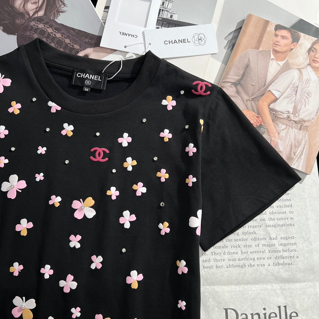 小香家-2403 重工藝定位四葉草珠片圖案藝術圓領純棉TEE 黑色