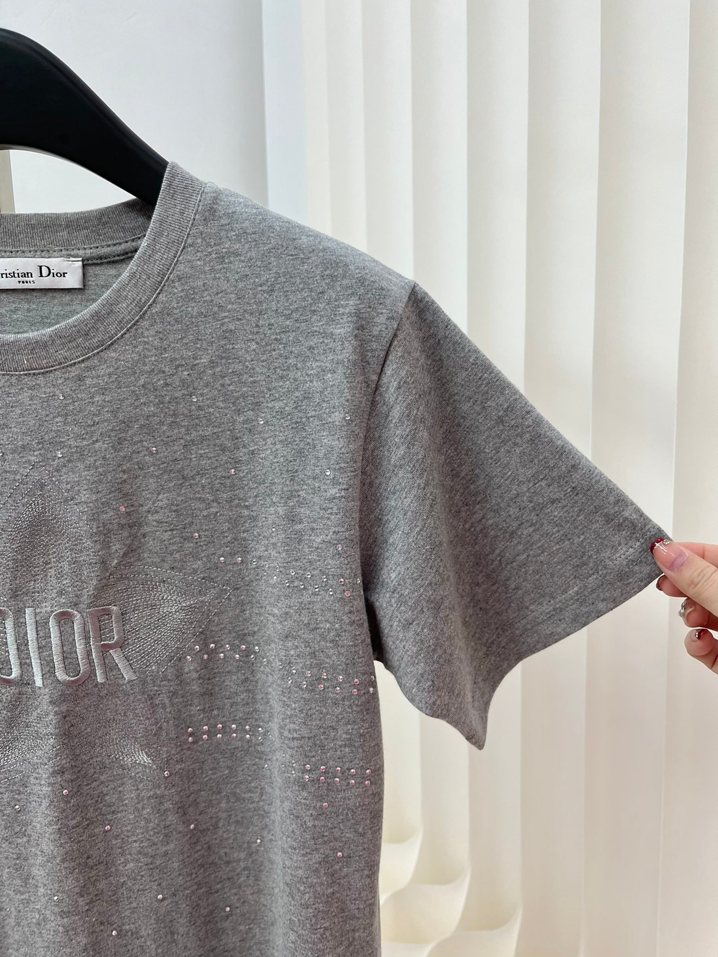迪D家-2403 重工刺繡燙鑽TEE 灰色