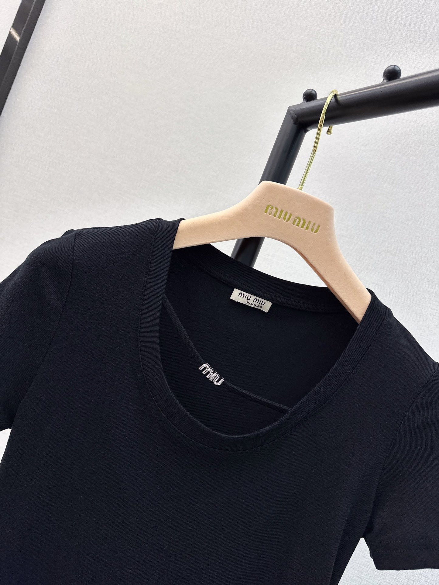 穆M家-2404 春夏最新款純欲風修身U領TEE 黑色