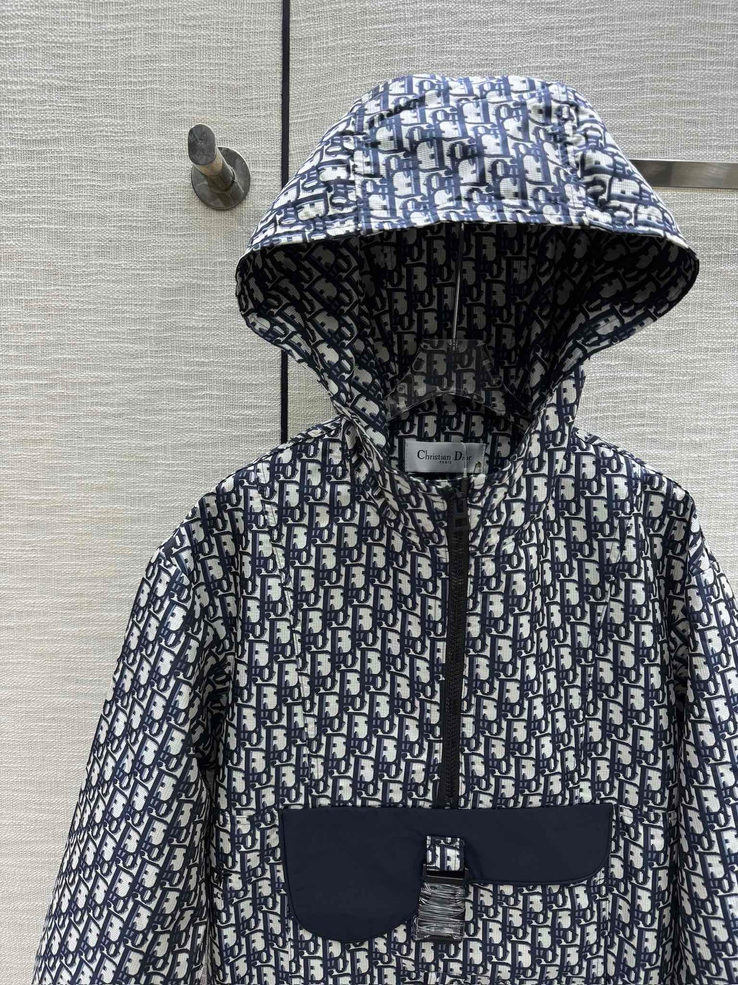 迪D家-2403 馬鞍包口袋連帽衝鋒衣短褲套裝