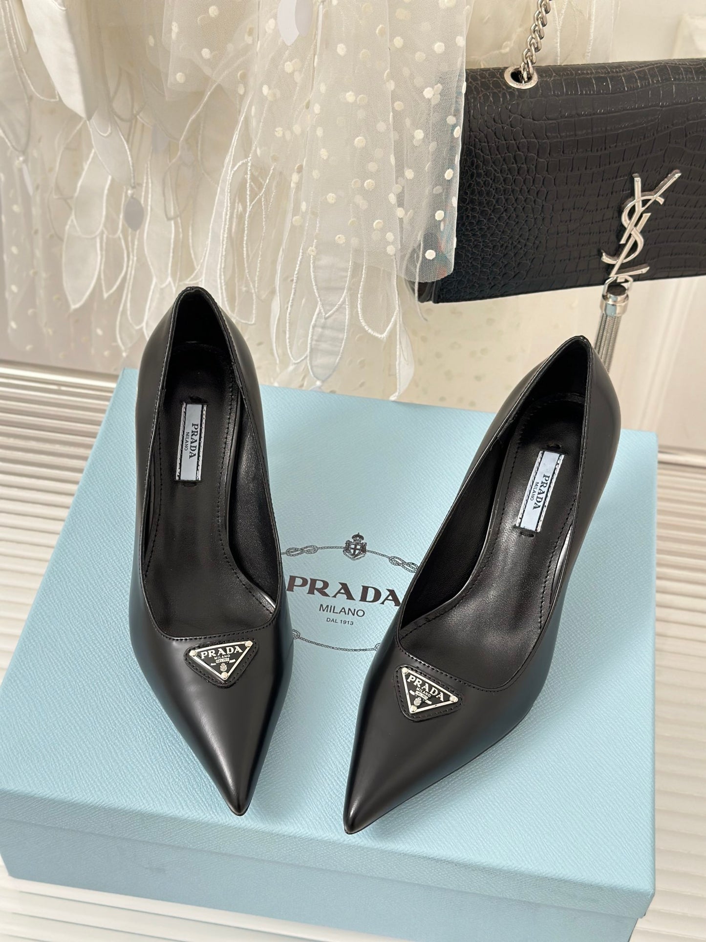 普P家-2023春夏新款 三角標尖頭高跟鞋 黑色