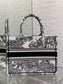 迪D家-Book Tote 2023春夏系列 老虎刺繡 白色 中號