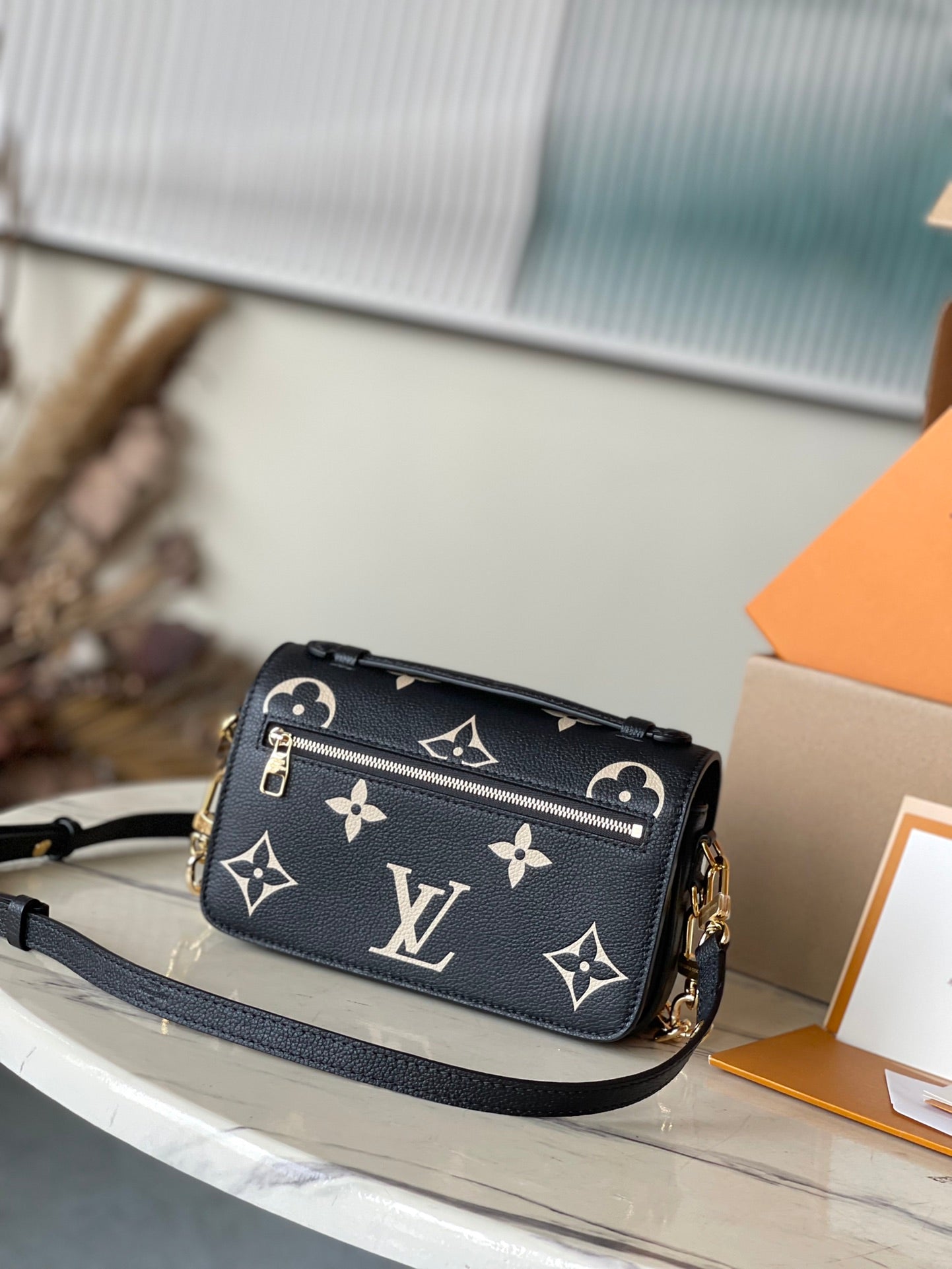 M46596 路L家-Pochette Métis East West 黑色