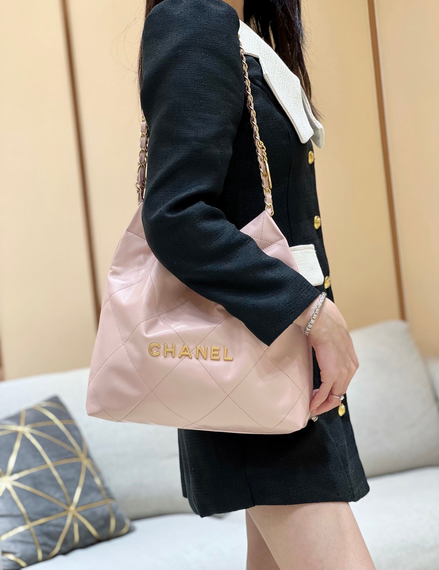 小香家-2023春夏新款 22BAG 小號 淡粉色 上身圖