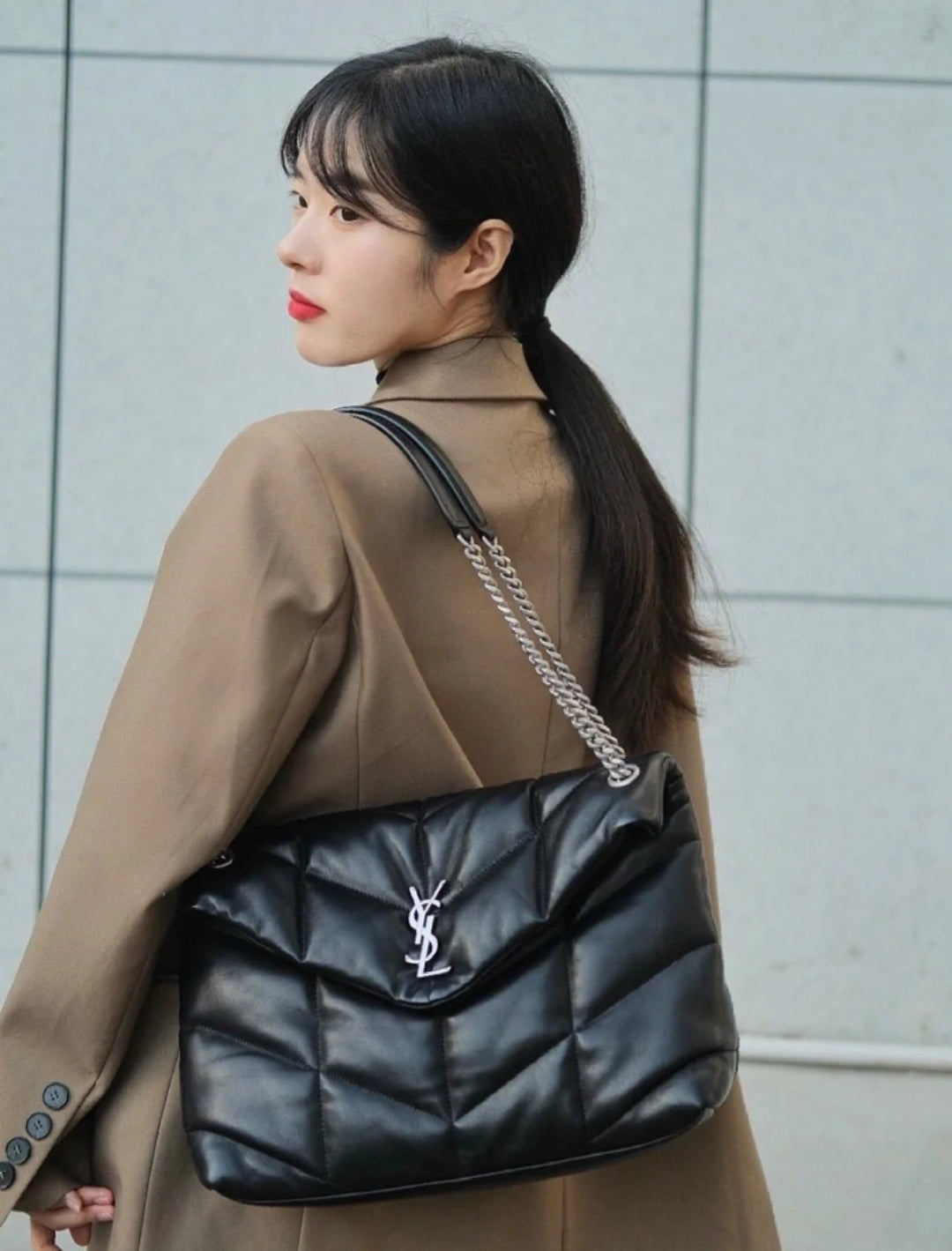 聖Y羅-Loulou Puffer 35cm 絎縫小羊皮雲朵包 黑色銀扣 上身圖
