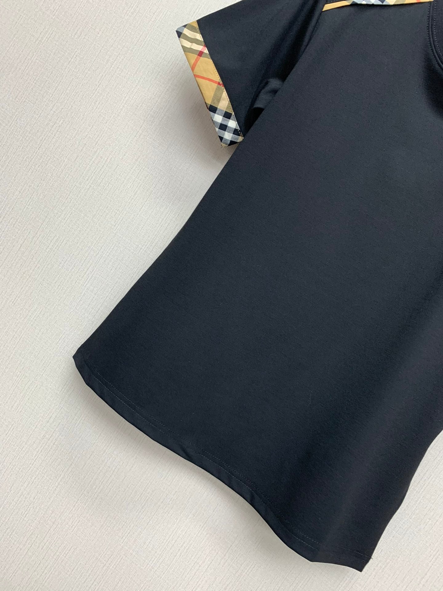 巴B家-2403 新款經典格紋拼繡字母TEE 黑色