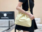 小香家-2023春夏新款 22BAG 中號 小雞黃 上身圖