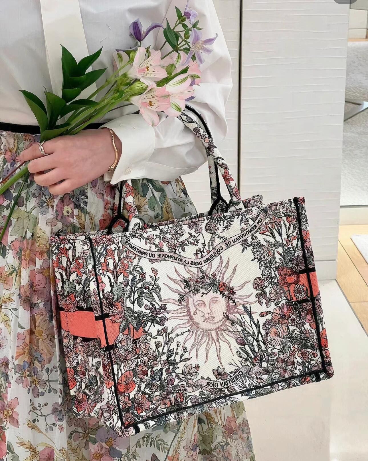 迪D家-2024春夏系列 Book Tote 太陽刺繡 白粉色 中號