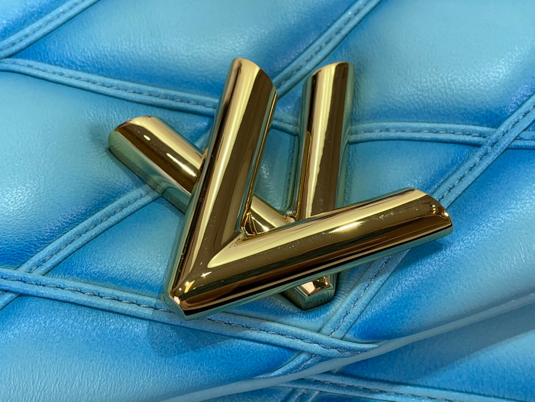 M25107 路L家-菱格壓紋鍊條包 中號藍色