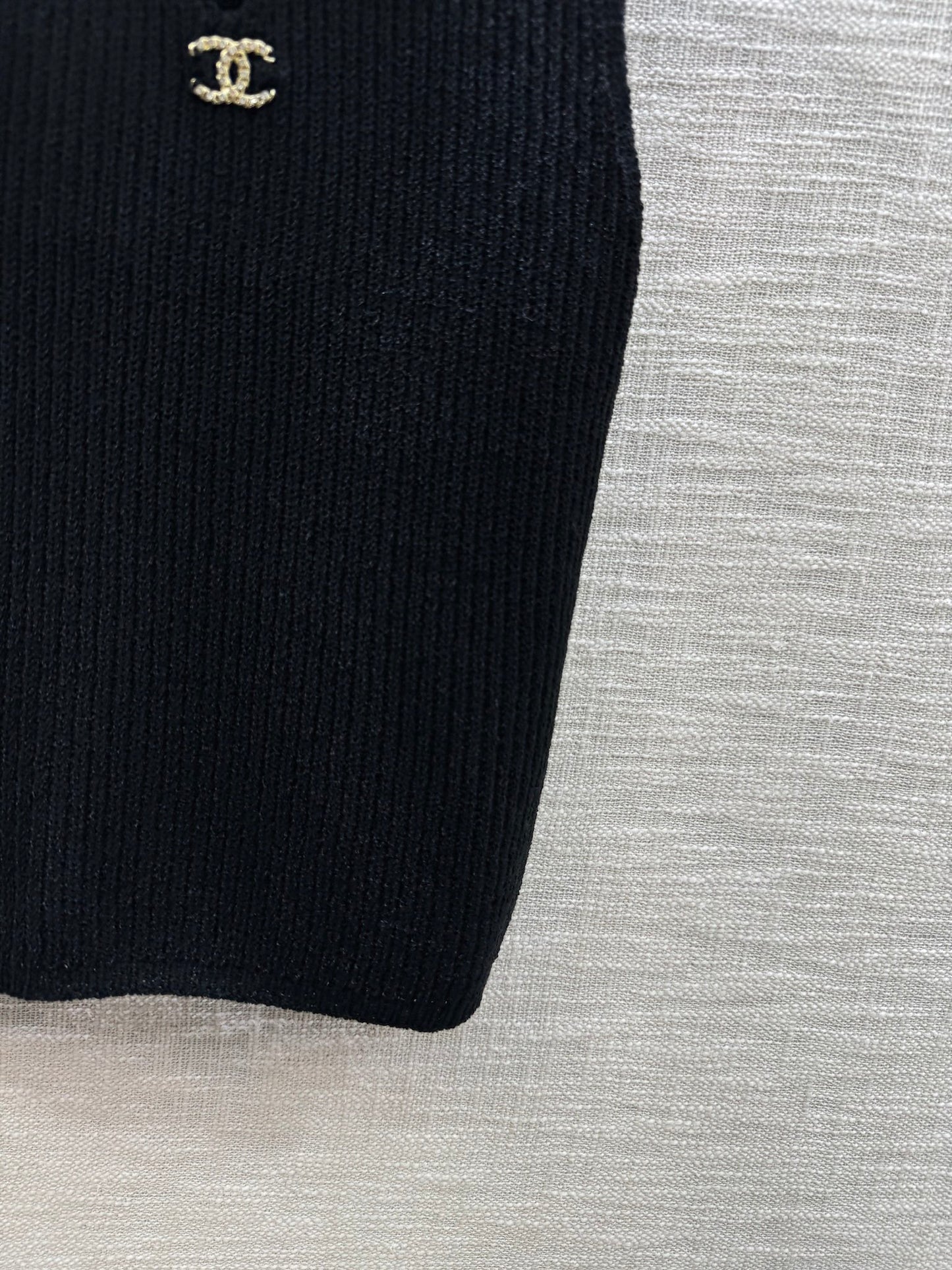 小香家-2403 領口重工穿珠金屬logo裝飾針織背心 黑色