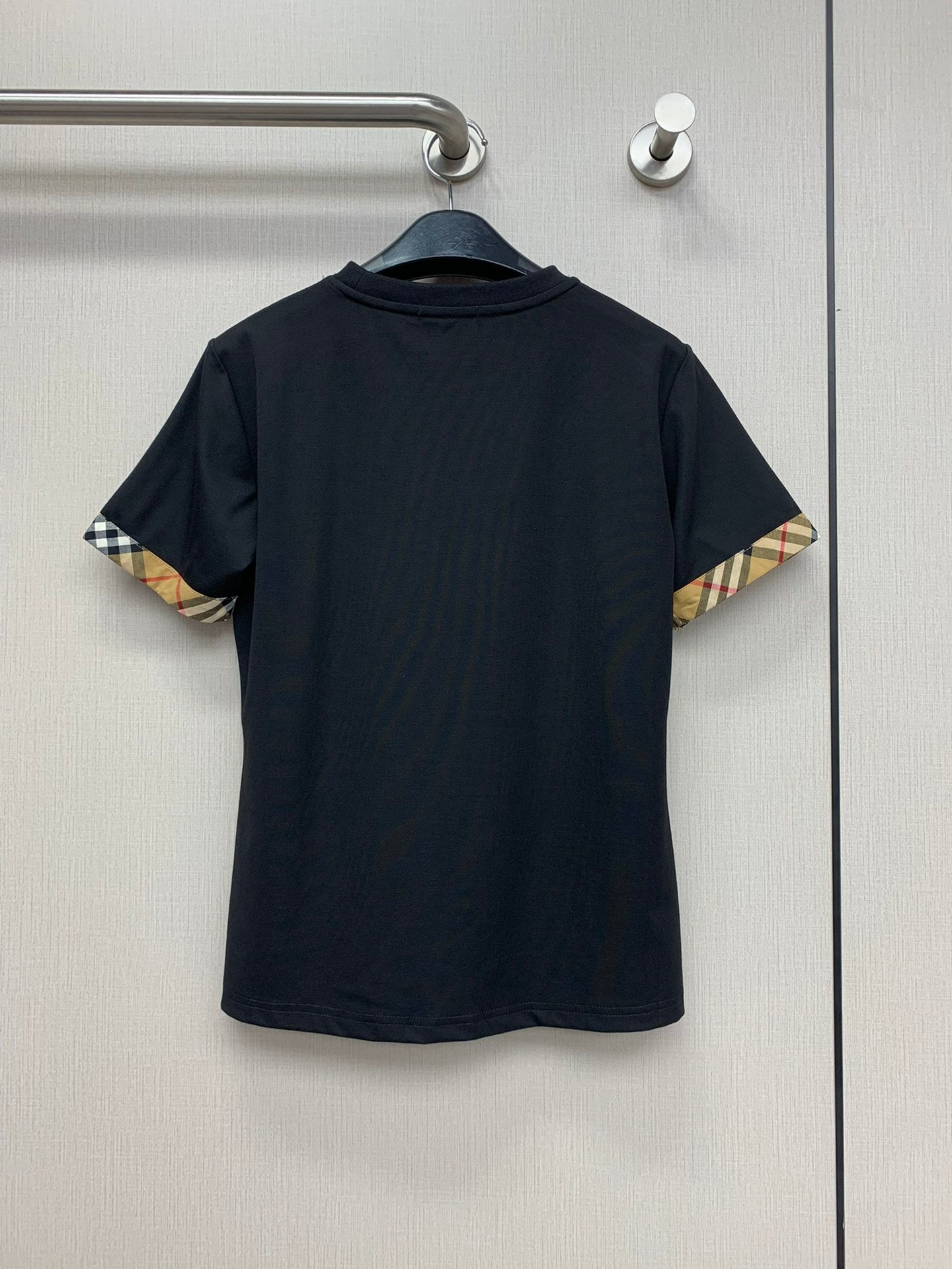 巴B家-2403 新款經典格紋拼繡字母TEE 黑色