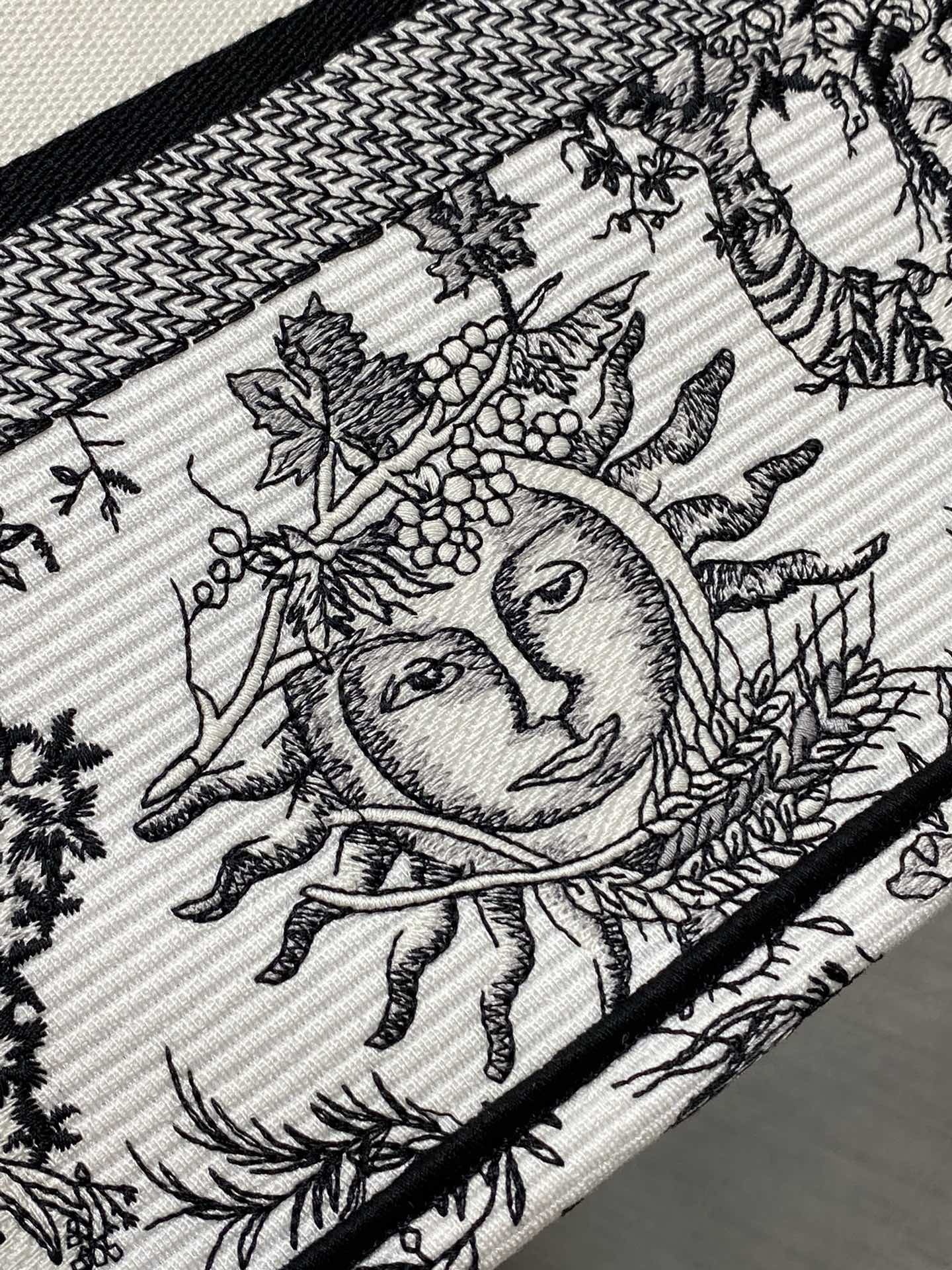 迪D家-2024春夏系列 Book Tote 太陽刺繡 黑白色 中號
