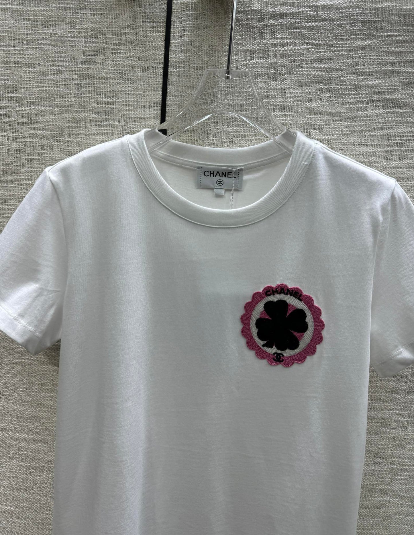 小香家-2403 刺繡四葉草字母圓領短袖TEE 白色
