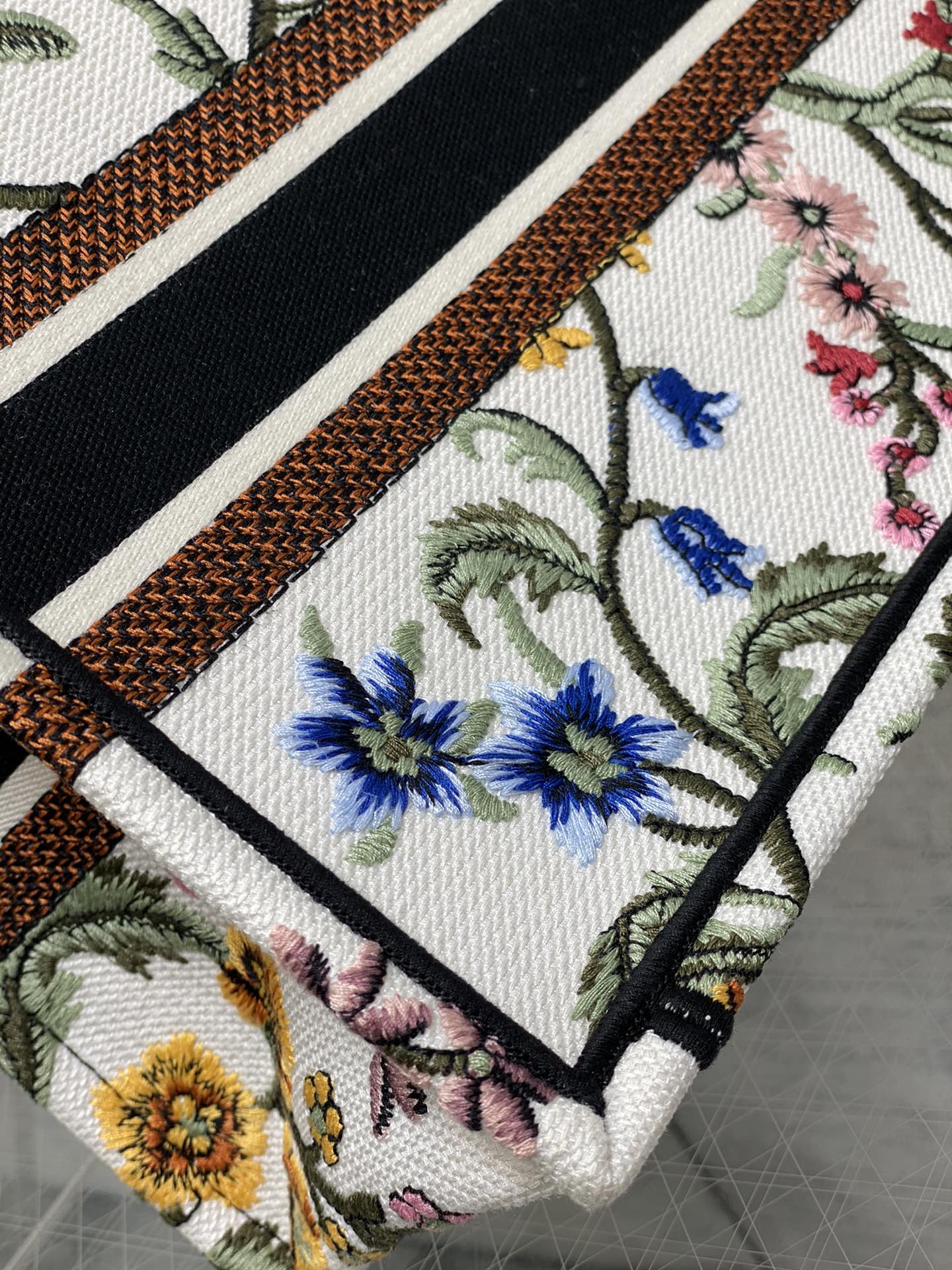 迪D家 Book Tote 刺繡字母白花 小號26.5cm