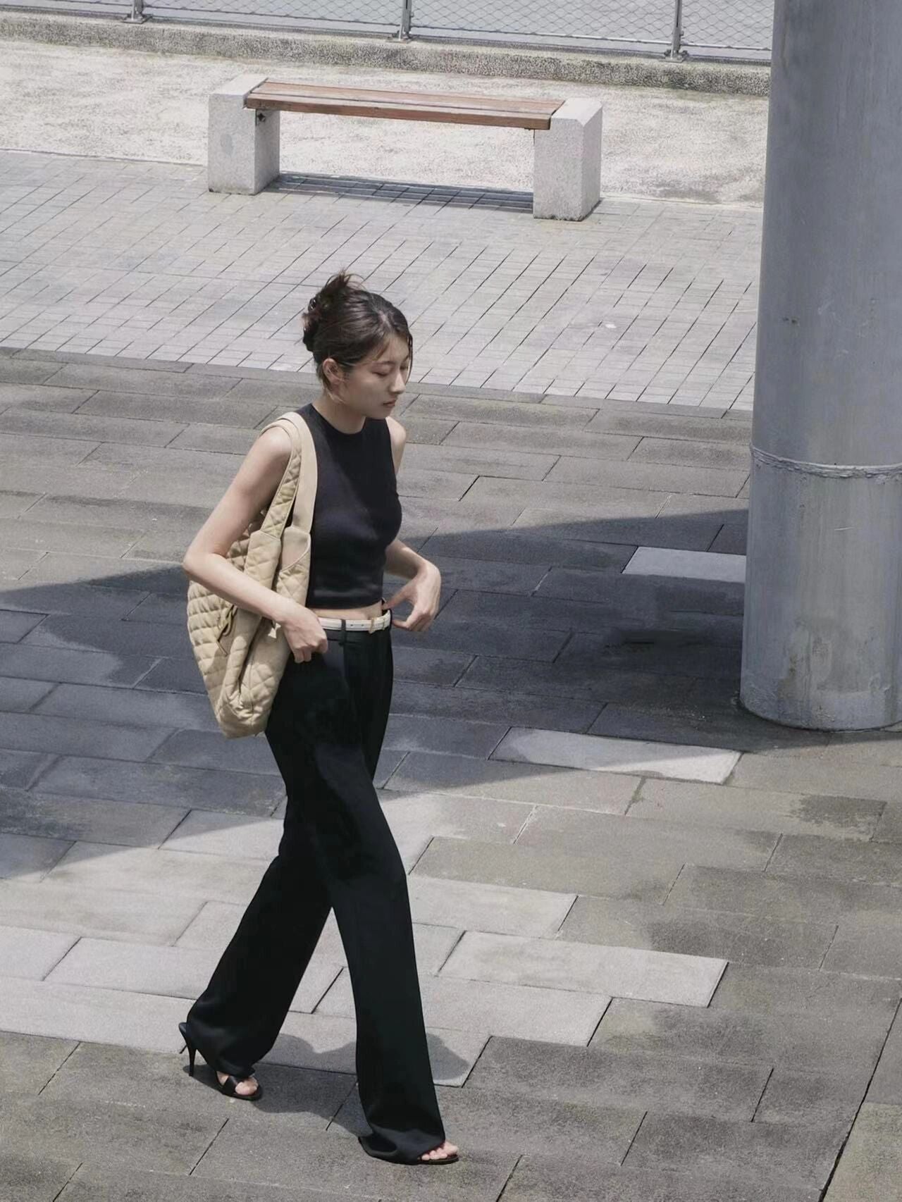 聖Y羅-ICARE托特包 小羊皮 奶白金扣 上身圖