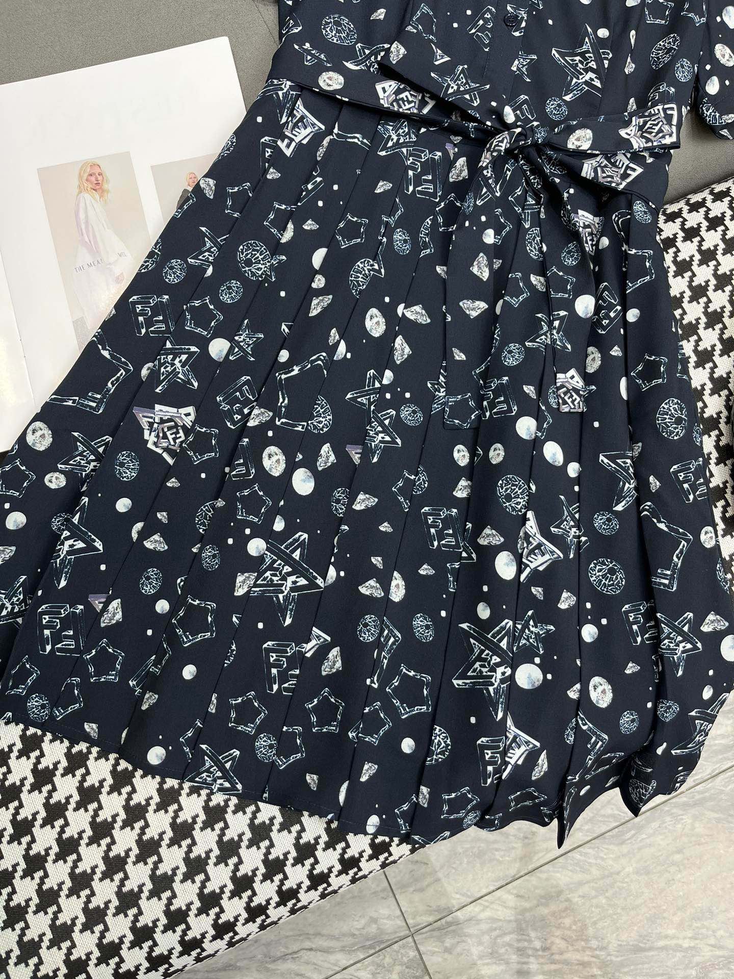 芬F家-2403 24SS春夏新襯衫印花洋裝壓褶裙