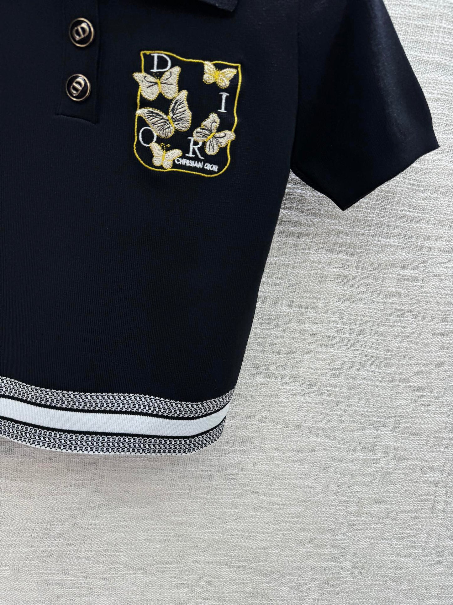 迪D家-2403 刺繡蝴蝶polo領針織短袖 黑色