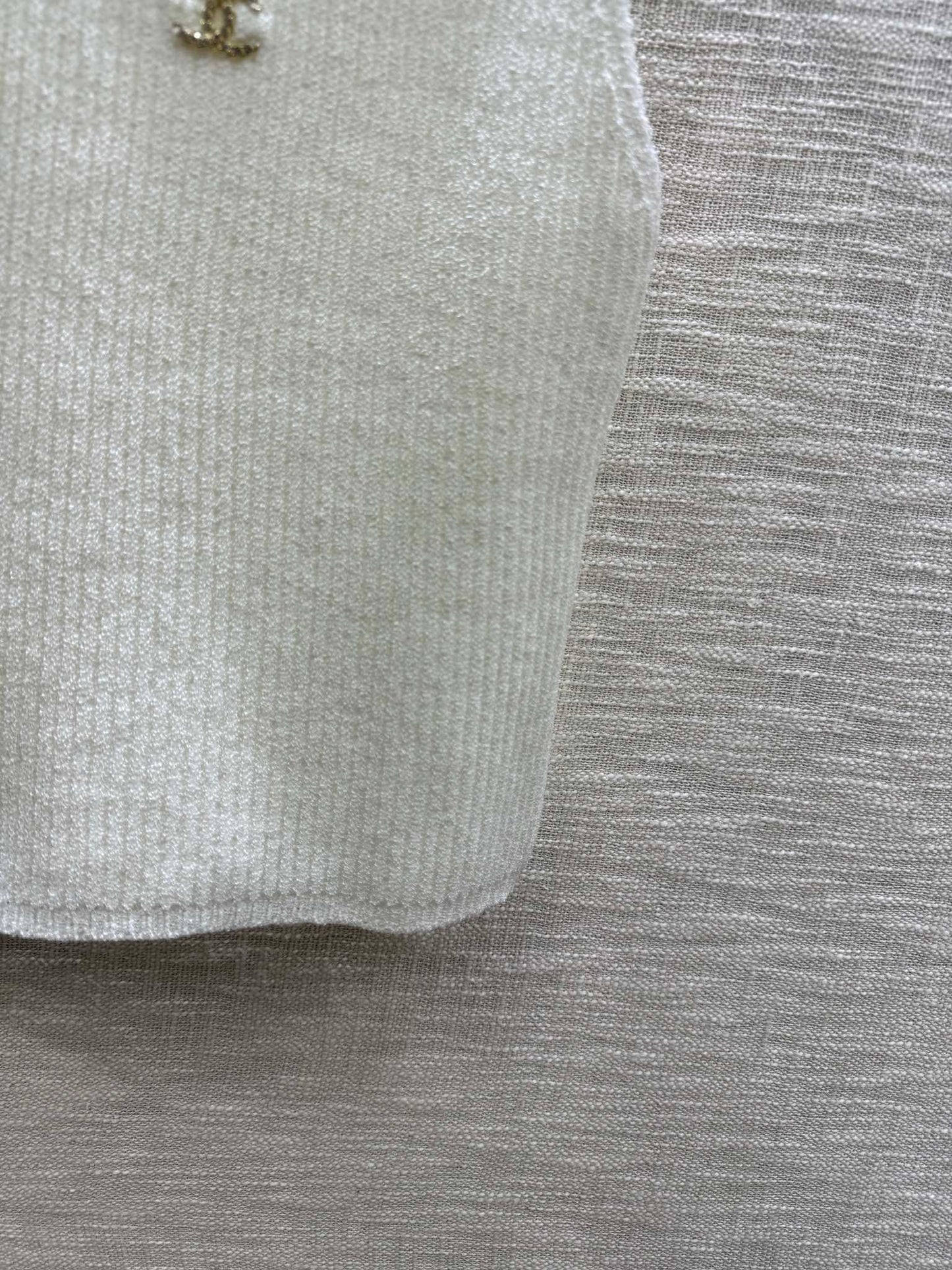 小香家-2403 領口重工穿珠金屬logo裝飾針織背心 白色