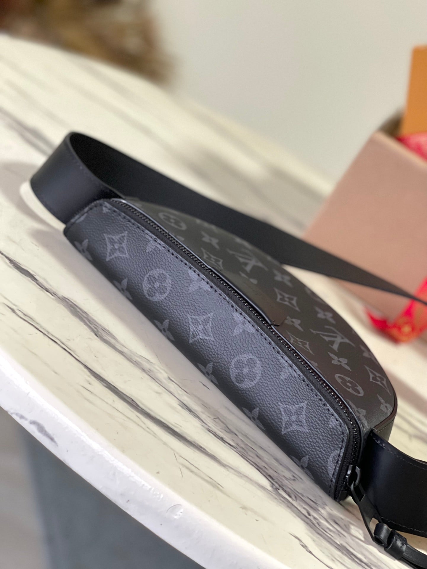 M23835 路L家-LV Moon Crossbodfy斜背包 黑色男款