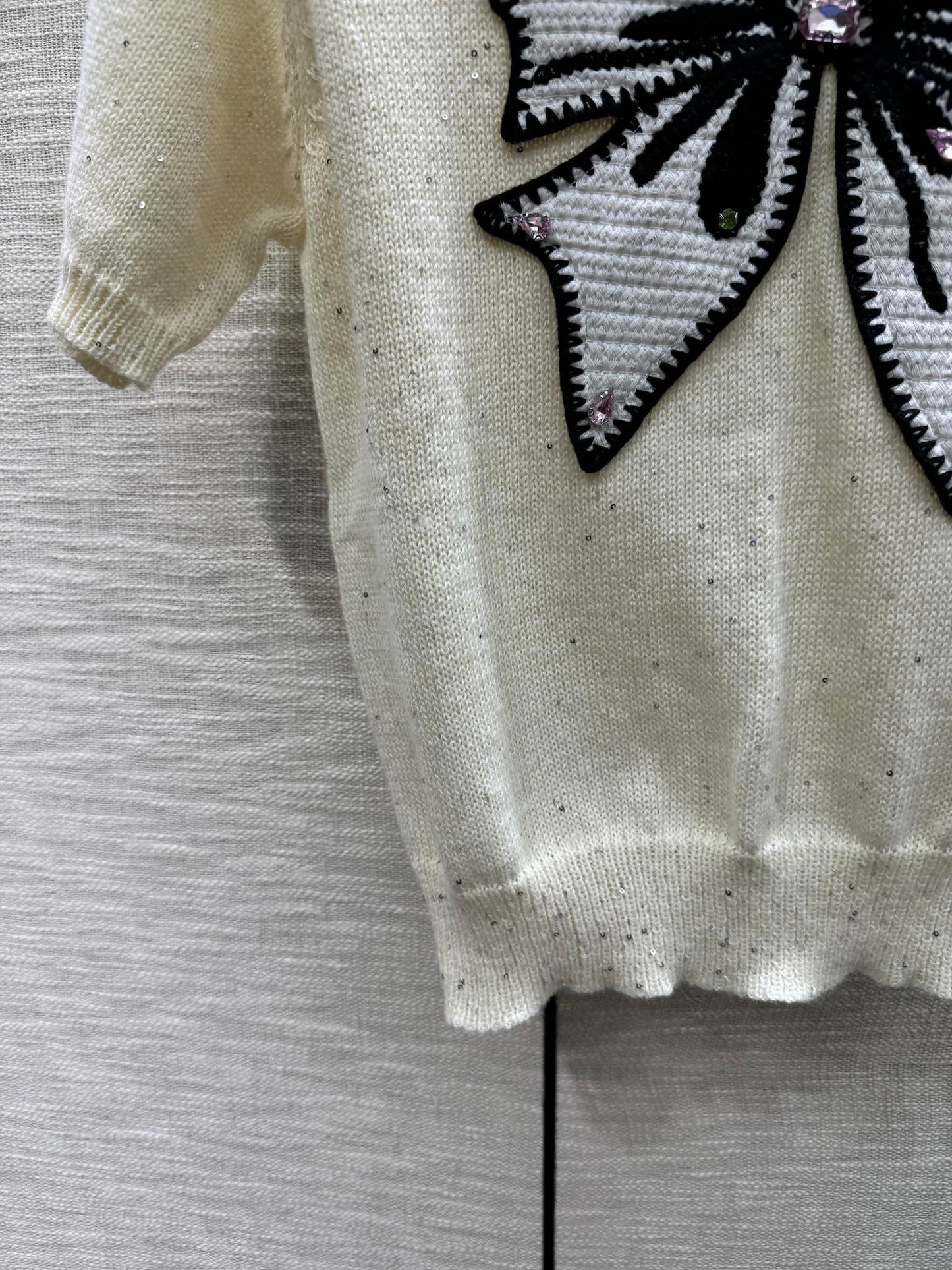 小香家-2403 刺繡蝴蝶結圖案針織短袖 杏色