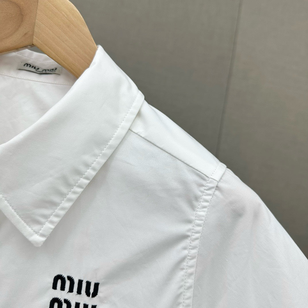 穆Ｍ家-2404 字母刺繡棉質短袖襯衫 白色